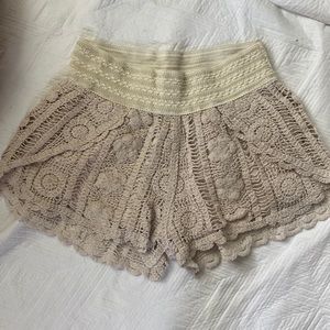 Adorable cream lace shorts. S/M